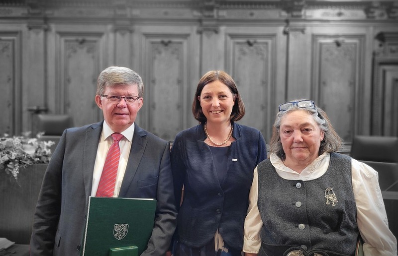 Stadt Graz/Fischer Herbert Beiglböck, Caritas Direktorin Nora Tödtling-Musenbichler und Eva Maria Lenger, langjährige Leiterin des Team ON (Ohne Nest) der Caritas